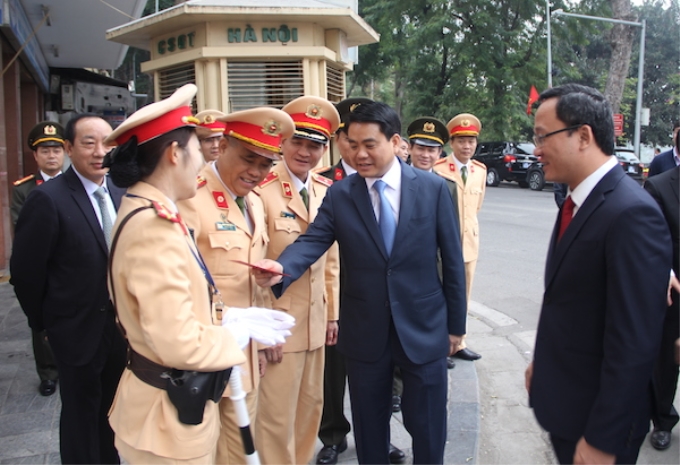 Chủ tịch UBND TP Nguyễn Đức Chung "mừng tuổi" cho nữ CSGT CATP Hà Nội ngay sau Lễ ra quân.